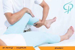 درمانگر در حال اجرای منوال تراپی روی پای بیمار برای کاهش درد و بهبود حرکت مفصل زانو