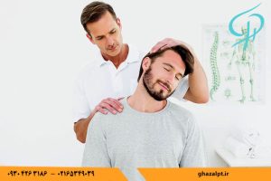  فیزیوتراپیست در حال انجام تکنیک منوال تراپی برای درمان خشکی و درد گردن بیمار در کلینیک فیزیوتراپی غزال 