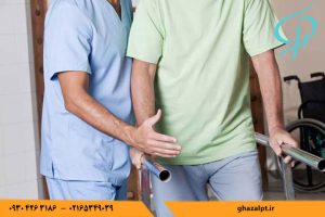 تمرینات توانبخشی تعادلی و ایستادن برای بازتوانی بیماران آسیب نخاعی با استفاده از تجهیزات مدرن در کلینیک غزال.