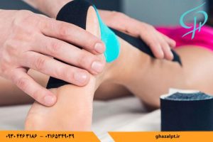 اجرای تیپینگ تخصصی روی زانو جهت حمایت از رباط‌ها، کاهش التهاب و افزایش پایداری مفصل